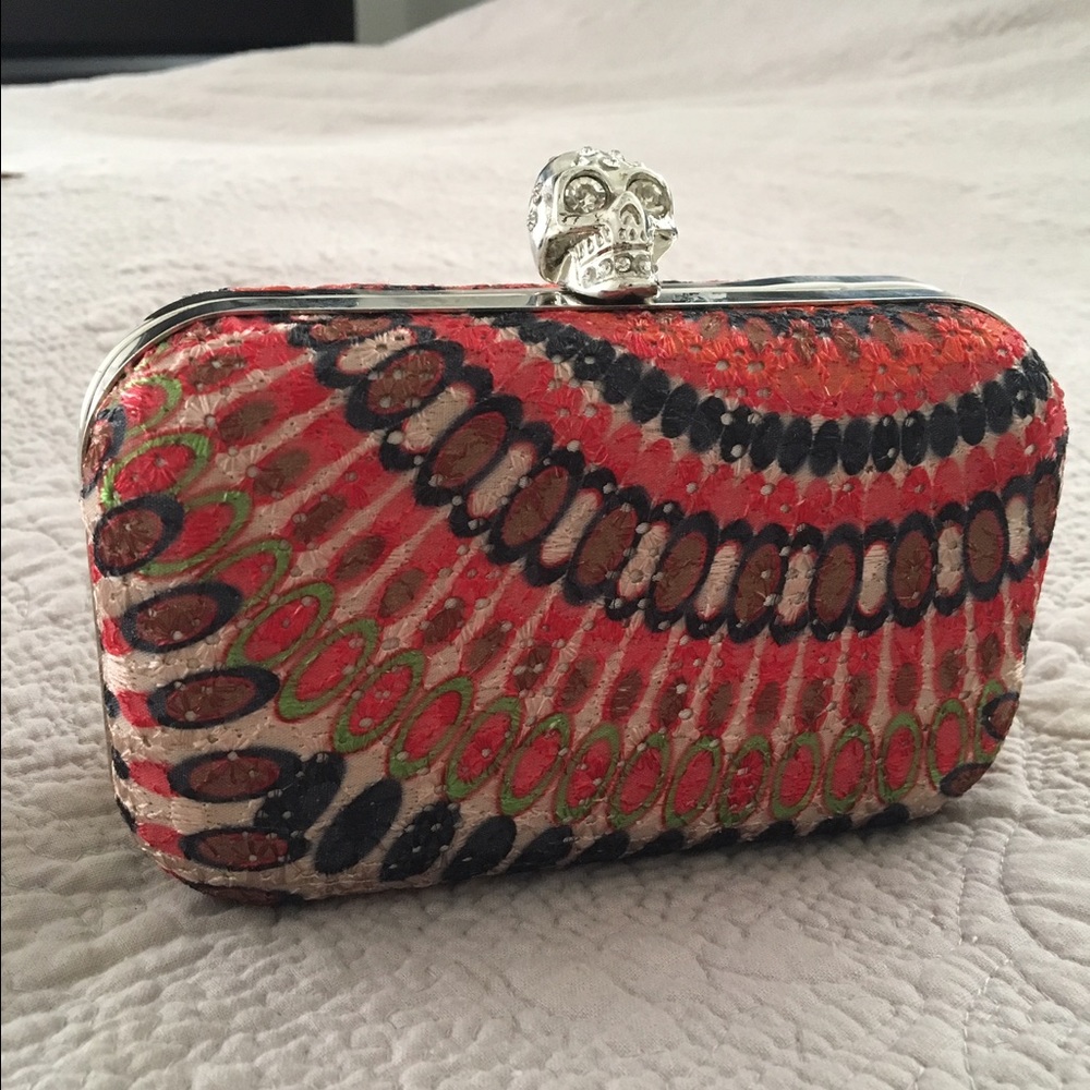 Crystal Skull Clutch - Dress in style!